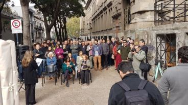 El acto de este martes sobre calle Dorrego, frente al ex SI.