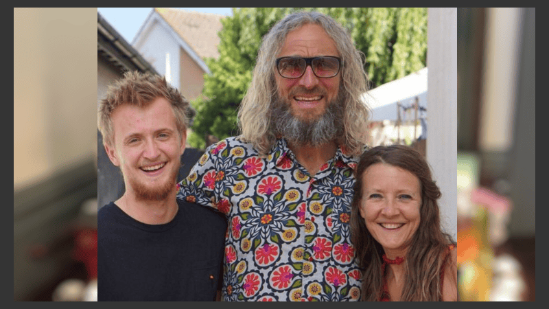 Russell Davison junto a su mujer y su hijo. 