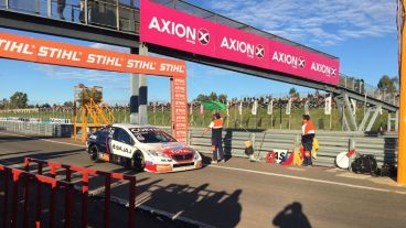 La mañana de sol acercó público al autódromo rosarino.