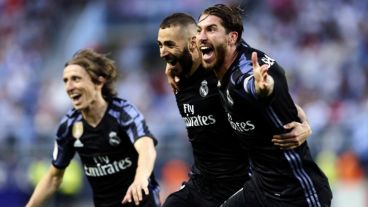 Benzema (centro) celebra su gol con Sergio Ramos y Modric.