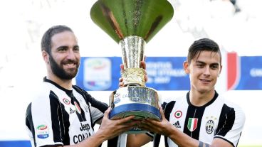 Dos de selección. Higuaín y Dybala con el trofeo.