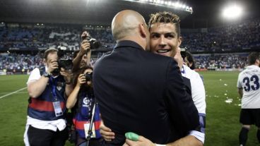 El estratega y su mejor ejecutor. Zidane besa a Ronaldo, figura del campeón.