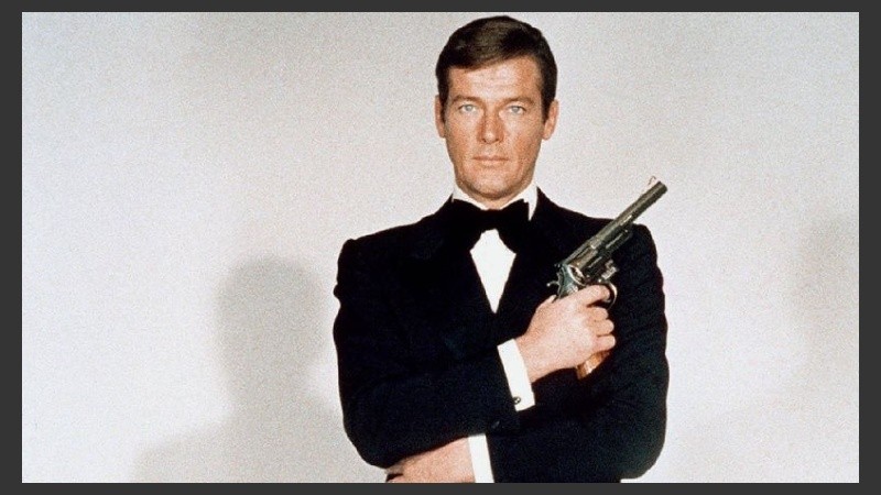 Moore como James Bond. 