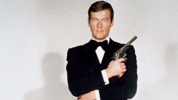 Moore como James Bond.