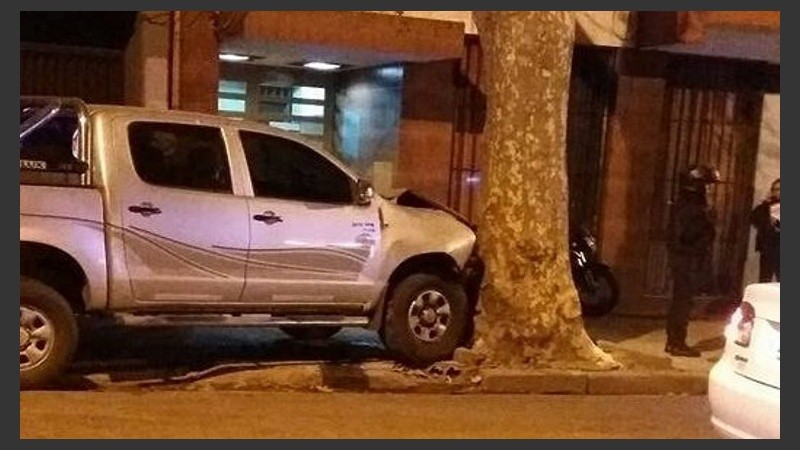 La camioneta terminó chocando contra un árbol. 