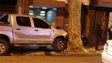 La camioneta terminó chocando contra un árbol.