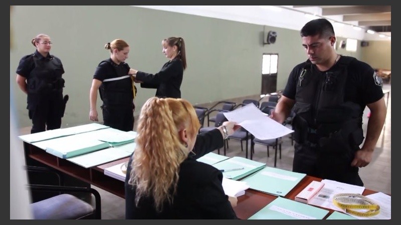 Los policías recibirán uniformes de fajina. 