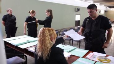 Los policías recibirán uniformes de fajina.