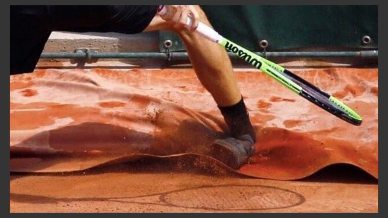 Goffin se trabó con la alfombra que rodea la cancha.