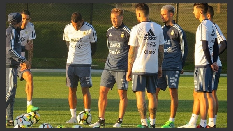 Sampaoli y parte del equipo en Australia.