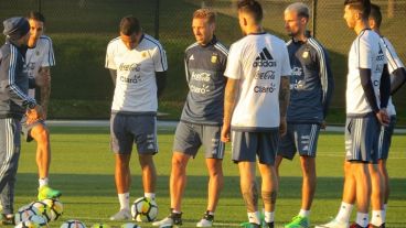 Sampaoli y parte del equipo en Australia.