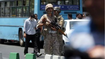 Soldados iraníes vigilan los alrededores del Parlamento tras el ataque.