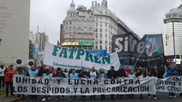 La Mesa Nacional de Trabajadores de Prensa que agrupa a los sindicatos y federaciones de prensa del país convocó la multitudinaria protesta.