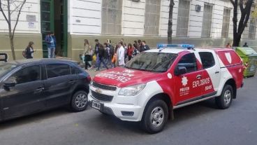 Brigada de Explosivos frente al Poli, una imagen recurrente.