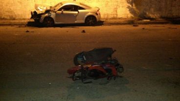 Impactante: así quedaron el auto y la moto involucrados en el choque.