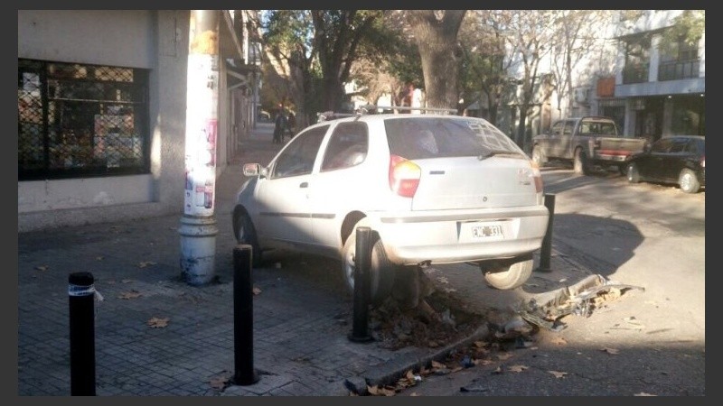 Así quedó el auto sobre el petril de la vereda. 