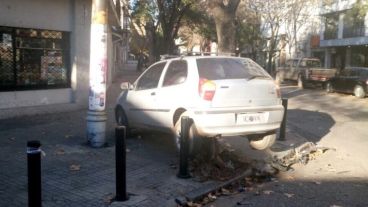 Así quedó el auto sobre el petril de la vereda.