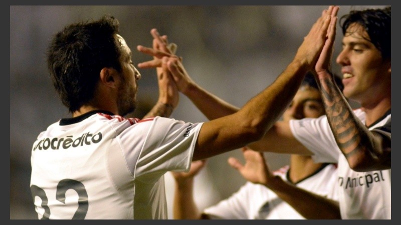 Scocco, la figura, celebra con Formica.