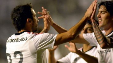 Scocco, la figura, celebra con Formica.