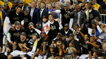 El festejo de los Warriors por su tercer anillo en la NBA.