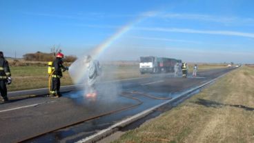 Un bombero asiste al personal de Sustancias Peligrosas que acudió al lugar.