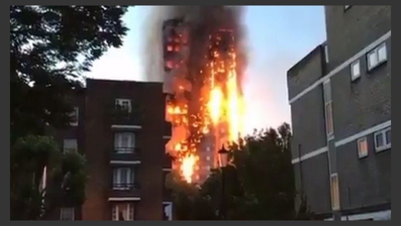 El edificio ardía en Londres dejando varias víctimas. 