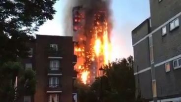 El edificio ardía en Londres dejando varias víctimas.