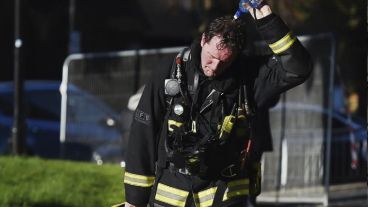 Un bombero se refresca en la zona del incendio.