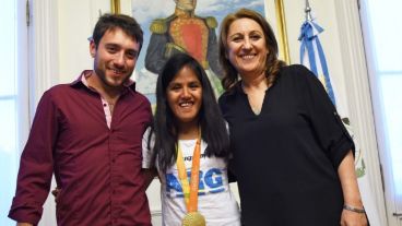 Fein junto a la deportista rosarina y su entrenador, Martín Arroyo.