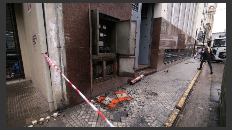 El fuego comenzó en el tablero electrónico, fuera del edificio. 