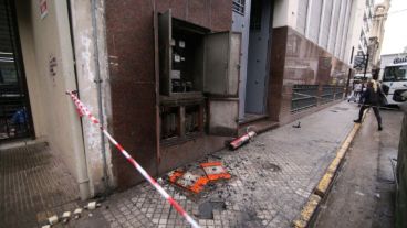 El fuego comenzó en el tablero electrónico, fuera del edificio.