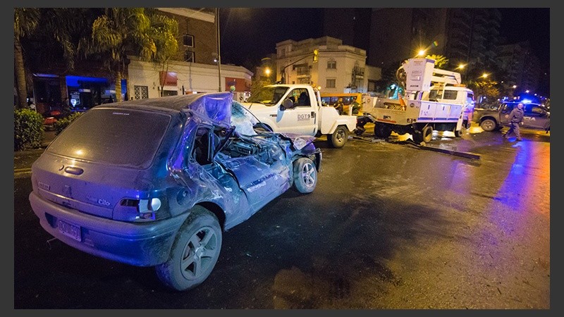 El Clío impactó contra el camión y el conductor murió. 