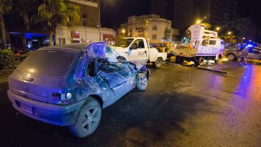 El Clío impactó contra el camión y el conductor murió.