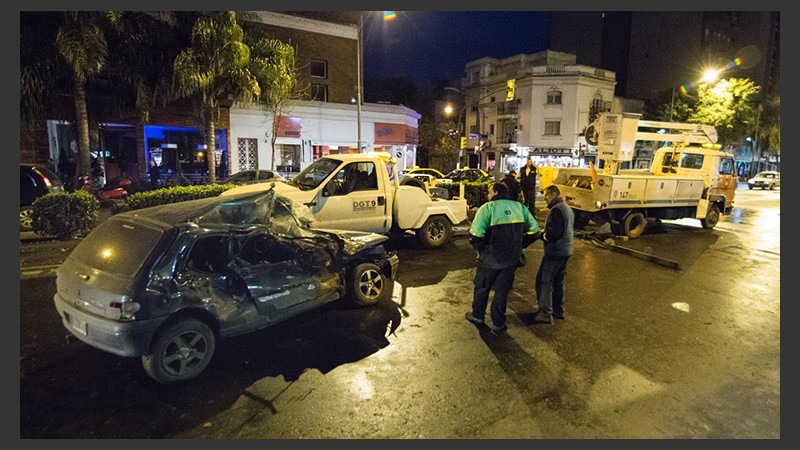 El Renault Clio terminó destrozado.