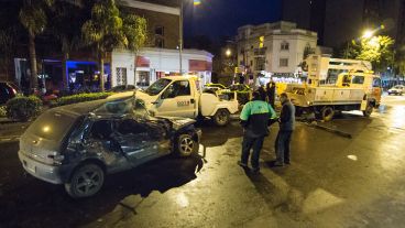 El Renault Clio terminó destrozado.