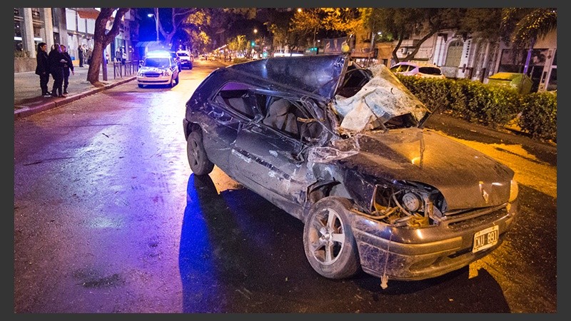 El Renault Clio terminó destrozado.