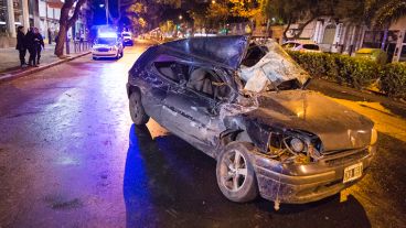 El Renault Clio terminó destrozado.