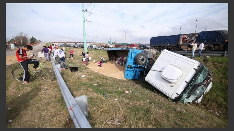 El momento en el que los vecinos vaciaban la carga.