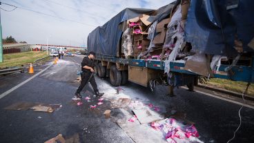 Uno de los camiones involucrados con custodia policial.