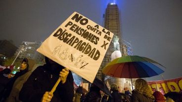 Los rosarinos exigieron en el Monumento que no se recorten los derechos de personas con discapacidad.