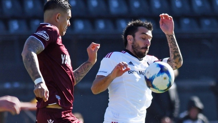 Scocco, capitán este domingo, se la lleva ante su marca.