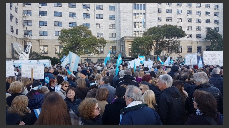 Los manifestantes frente a los tribunales porteños.