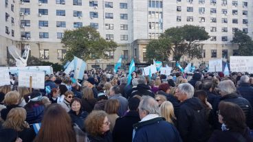 Los manifestantes frente a los tribunales porteños.