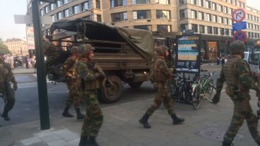 La policía rumbo a la estación.