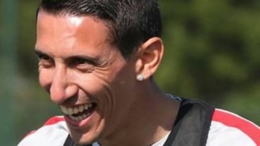 Di María en su ciudad natal mira la tele por El Tres.