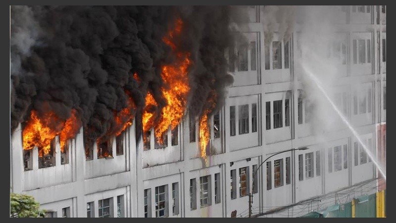 Quinientos bomberos trabajaban en el lugar. 