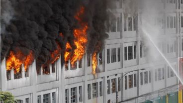 Quinientos bomberos trabajaban en el lugar.