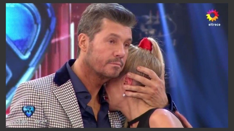 Yanina lloró en el pecho de Tinelli. 