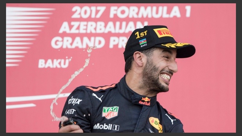 Daniel Ricciardo (Red Bull) festeja en lo alto del podio del Gran Premio de Azerbaijan.