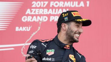 Daniel Ricciardo (Red Bull) festeja en lo alto del podio del Gran Premio de Azerbaijan.